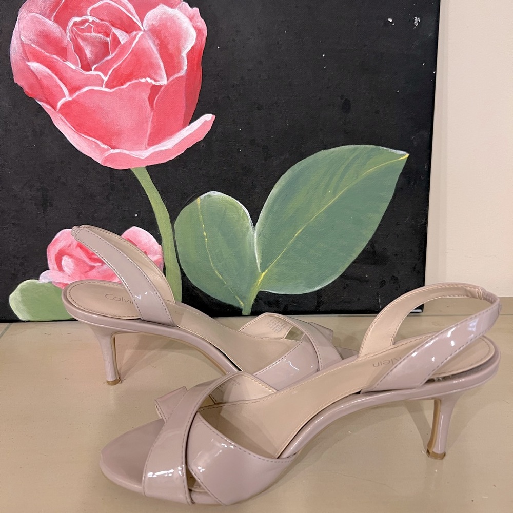 Calvin Klein patent cream kitten heals - size 6